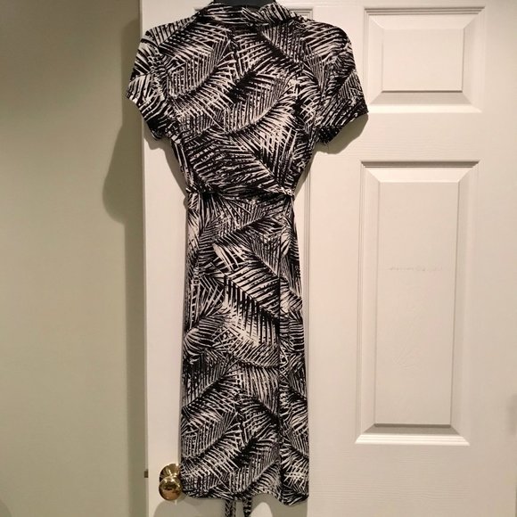 Short-Sleeve Dress - Picture 2 of 4